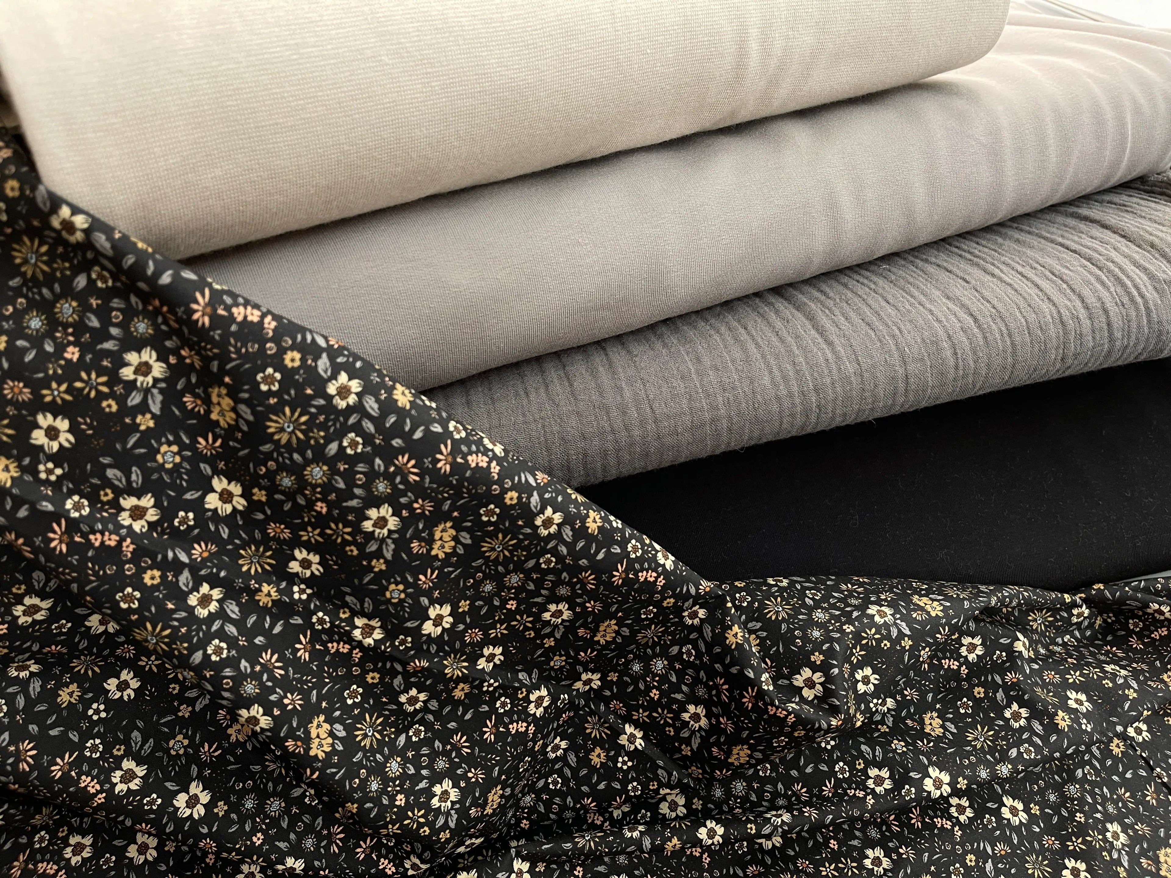 Bio Baumwolle Voile Blumen Vintage Scandi Fleur schwarz