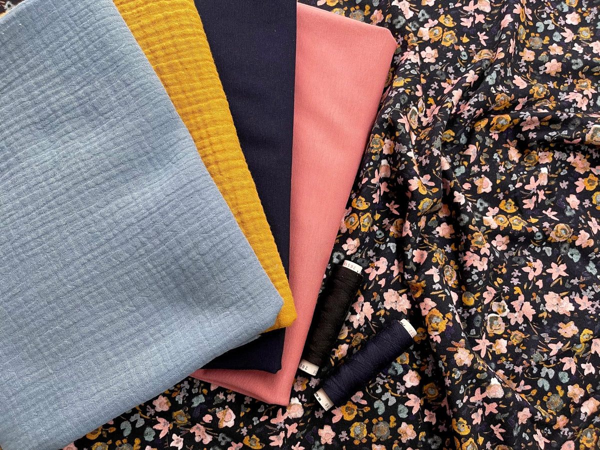 Bio Jersey Wilder Blumengarten Marineblau | Stoffwerk