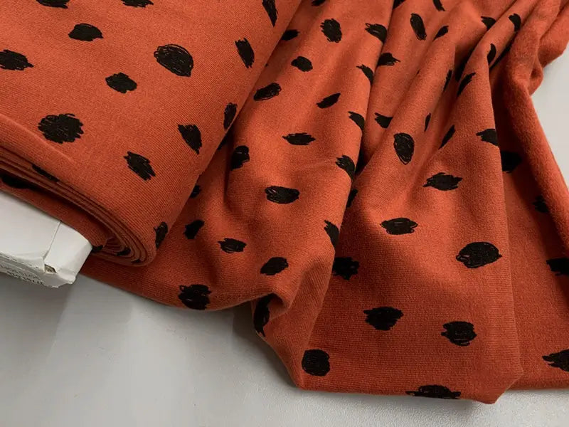 Bio Kuschelsweat rostrot mit Crazy Dots