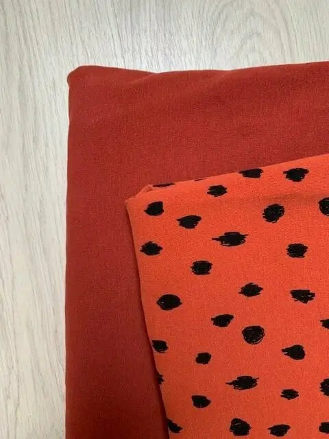 Bio Kuschelsweat rostrot mit Crazy Dots