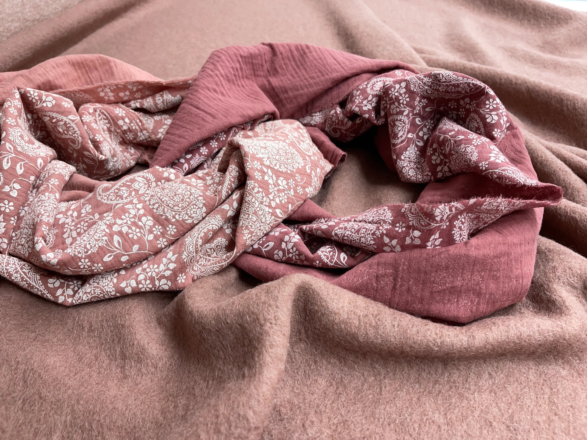 Bio Musselin Paisley saftiges Altrosa