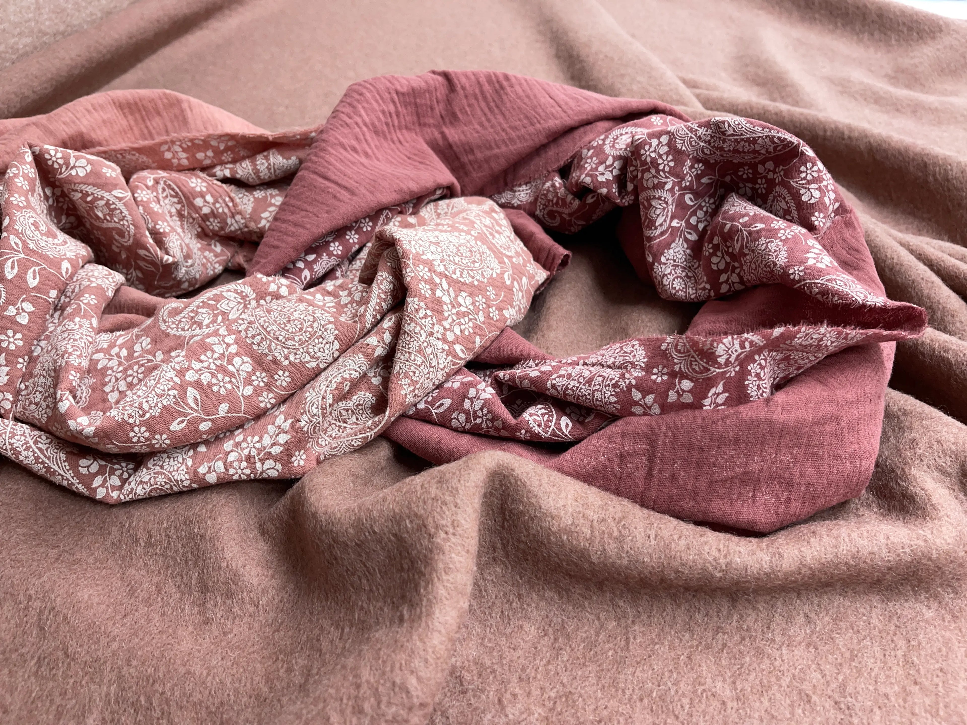 Bio Musselin Paisley saftiges Altrosa