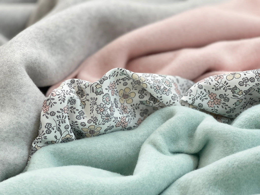 Viskose Pastellblumenwiese Mint Rosa Gelb | Stoffwerk