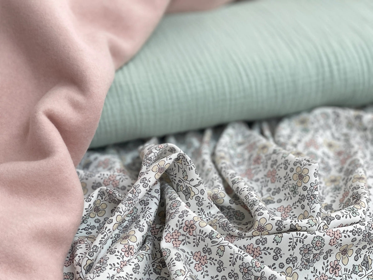 Viskose Pastellblumenwiese Mint Rosa Gelb | Stoffwerk